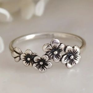 Vintage style floral ring, titanium alloy